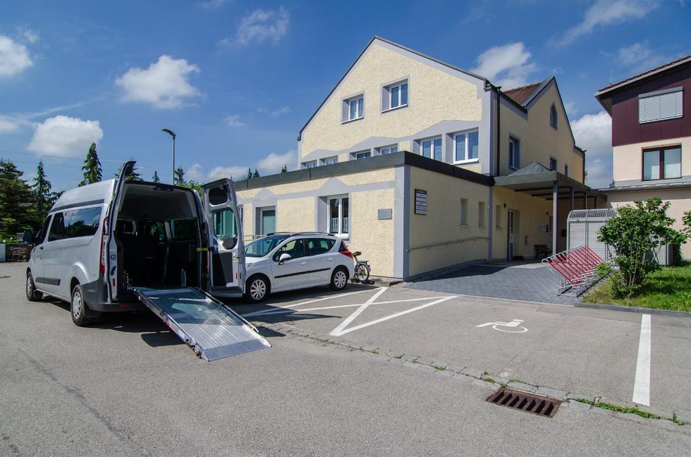 Fahrzeug und Gebäude des Pflegedienstes Treib